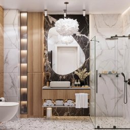 vizualemotion.pl-Iwanowicz Adam - Elegancka łazienka z kabiną prysznicową typu walk-in, marmurowymi płytkami i asymetrycznym lustrem podświetlonym dekoracyjną lampą. Drewniane akcenty dodają ciepła.