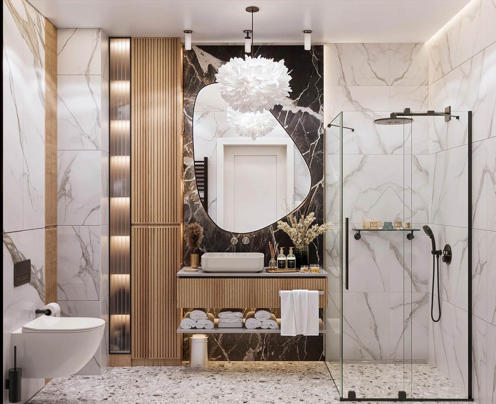 Elegancka łazienka z kabiną prysznicową typu walk-in, marmurowymi płytkami i asymetrycznym lustrem podświetlonym dekoracyjną lampą. Drewniane akcenty dodają ciepła.