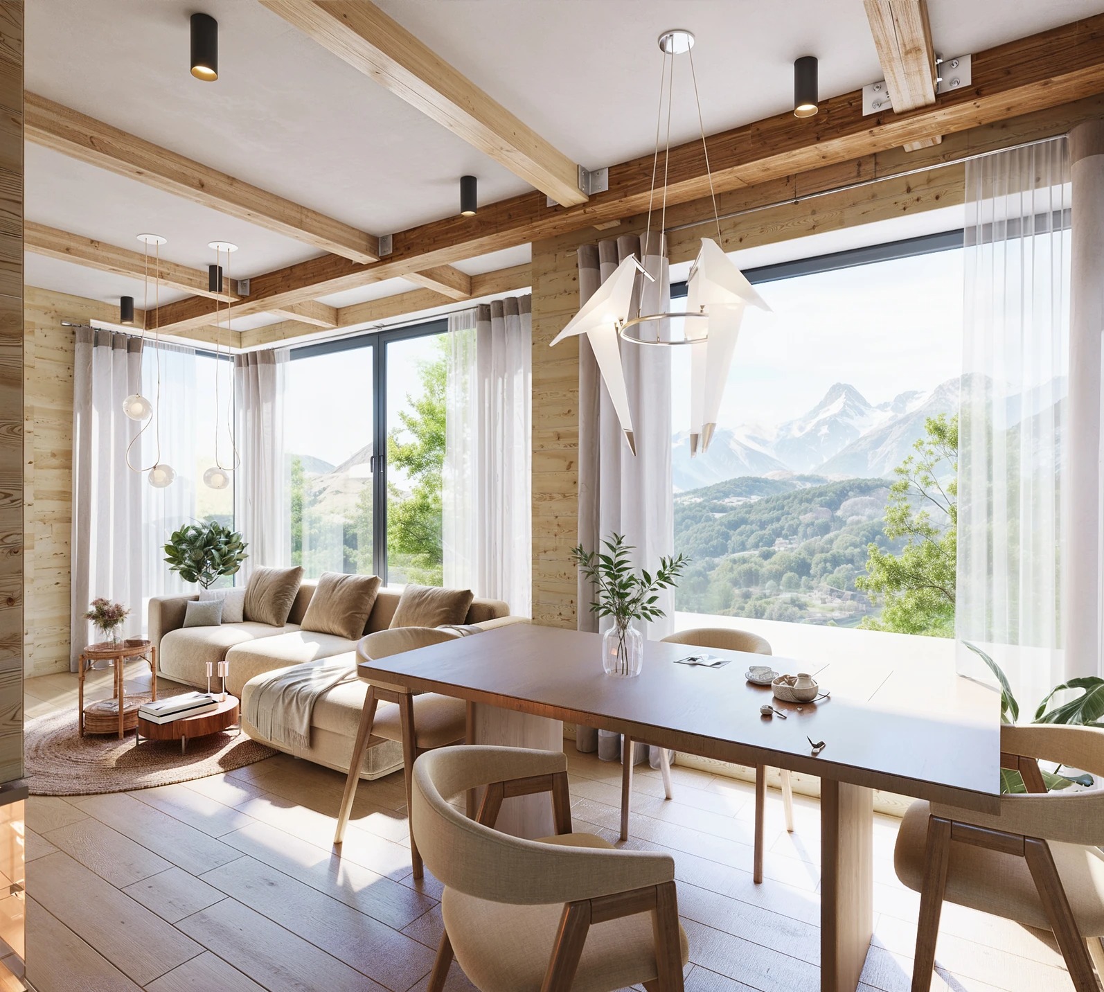 Jasne wnętrze salonu z drewnianymi belkami i dużym oknem z widokiem na góry. Minimalistyczny design, beżowa sofa i stół z krzesłami.