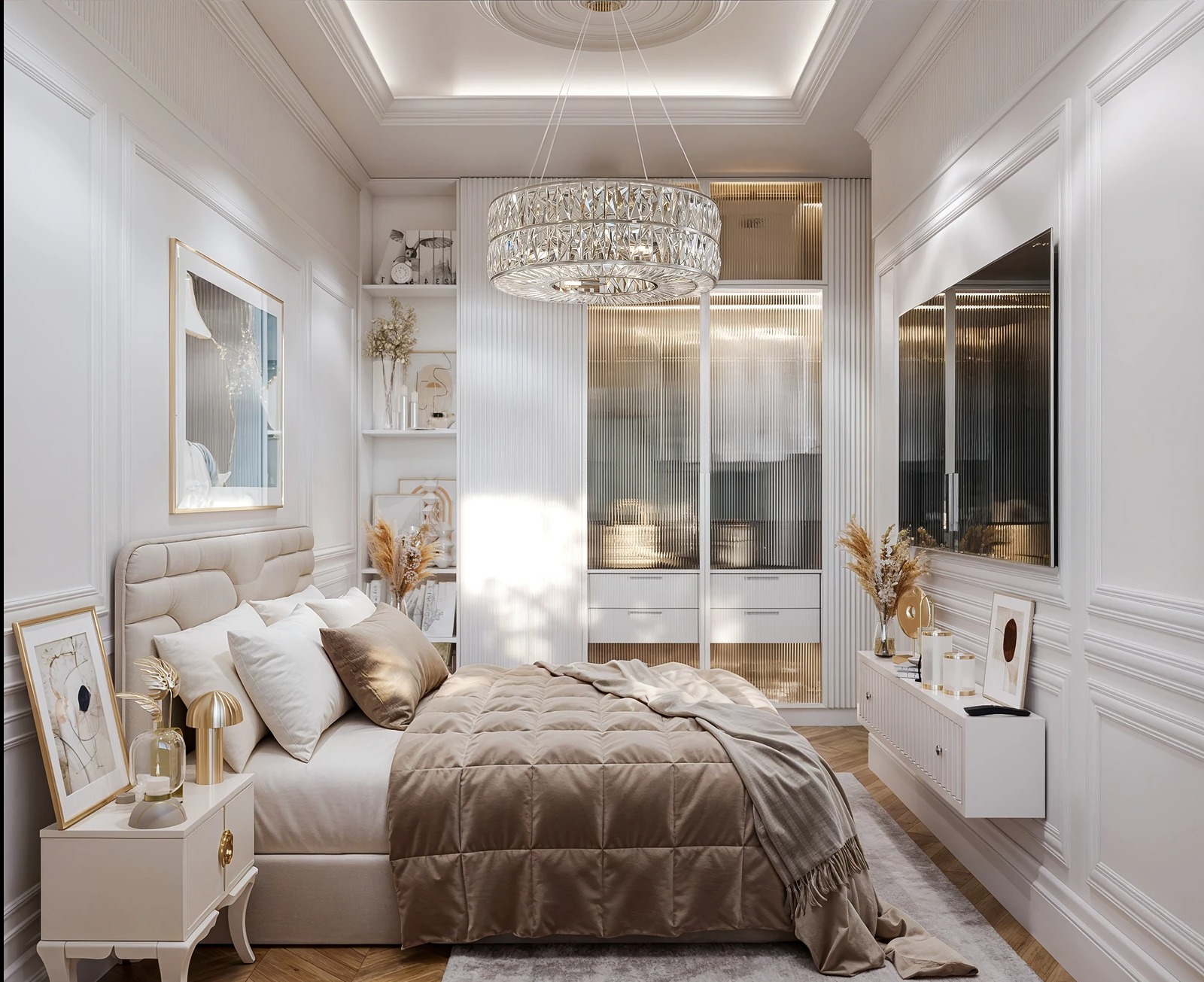 Elegancka sypialnia w bieli z beżowymi akcentami. Kryształowy żyrandol, dekoracyjne sztukaterie i subtelne oświetlenie budują luksusowy klimat wnętrza.