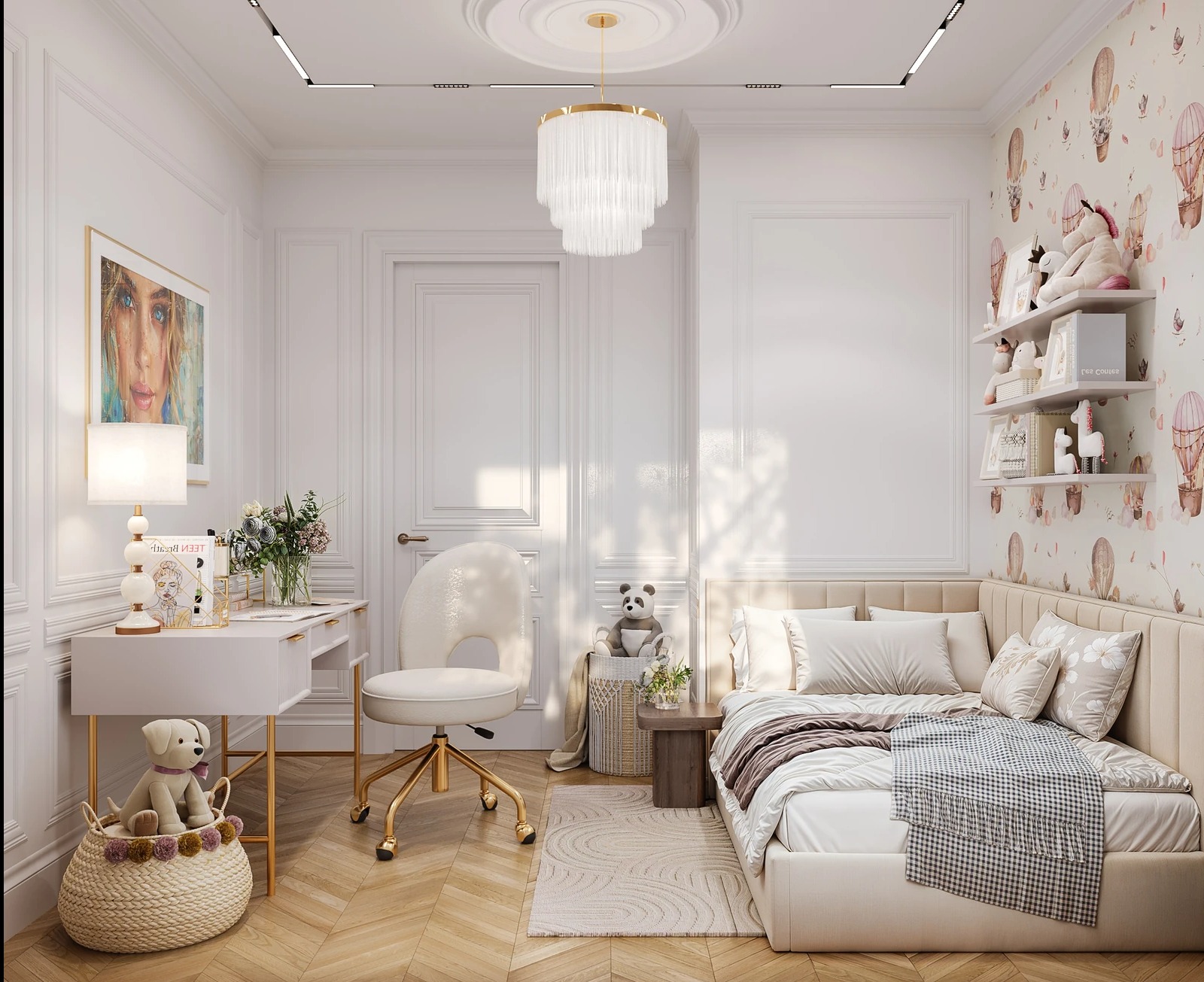 Jasny pokój dziecięcy z biurkiem, krzesłem na złotych nóżkach i łóżkiem. Na ścianie tapeta w balony i półka z zabawkami. Nad łóżkiem dekoracyjny żyrandol.