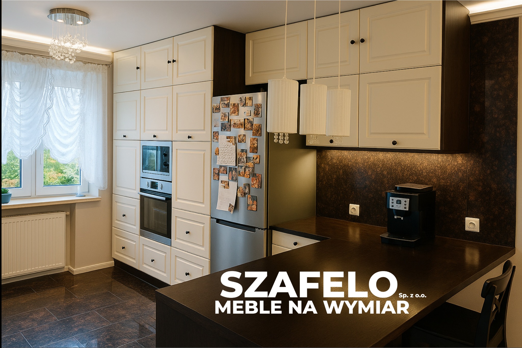 Jasna kuchnia z kremowymi szafkami z frezowanymi frontami i ciemnym blatem. Na blacie ekspres do kawy. Na lodówce zdjęcia. Nad blatem trzy lampy.