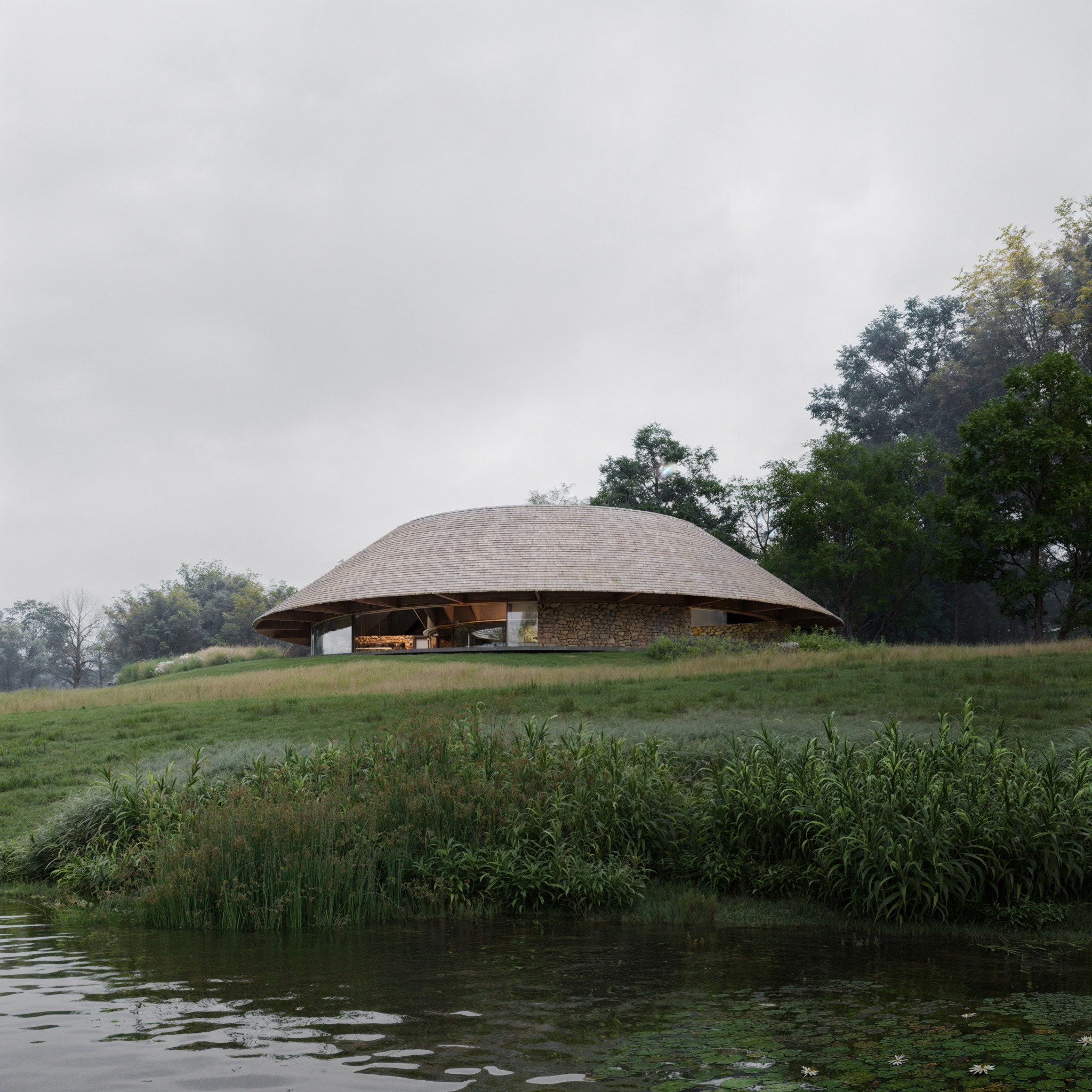 Nietypowy dom z kamienia i drewna na wzgórzu, widok od strony jeziora, mglista pogoda nadaje tajemniczy klimat. Unikalny projekt architektoniczny.