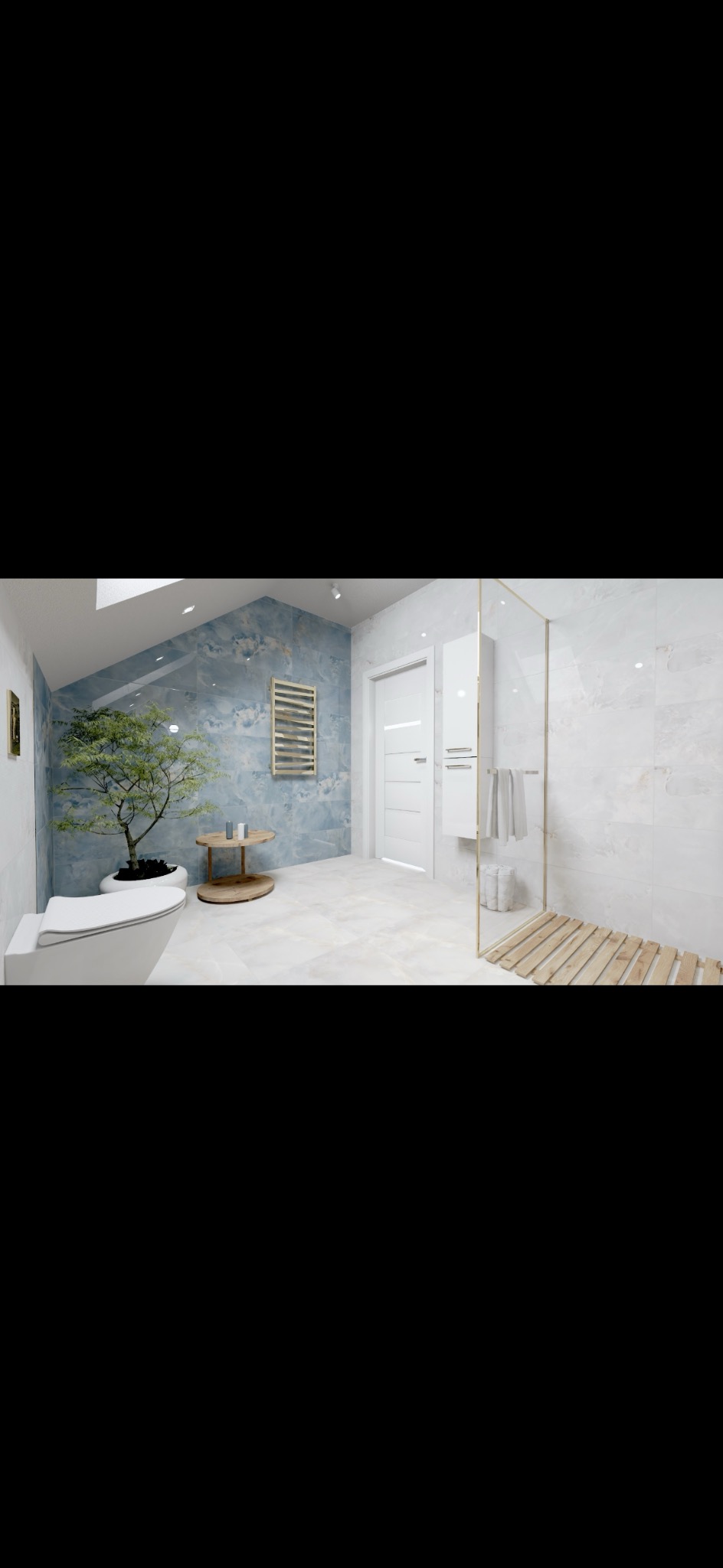 Jasna łazienka z akcentem roślinnym: drzewko obok toalety, błękitne płytki imitujące marmur na ścianie, drewniany chodnik pod prysznicem.