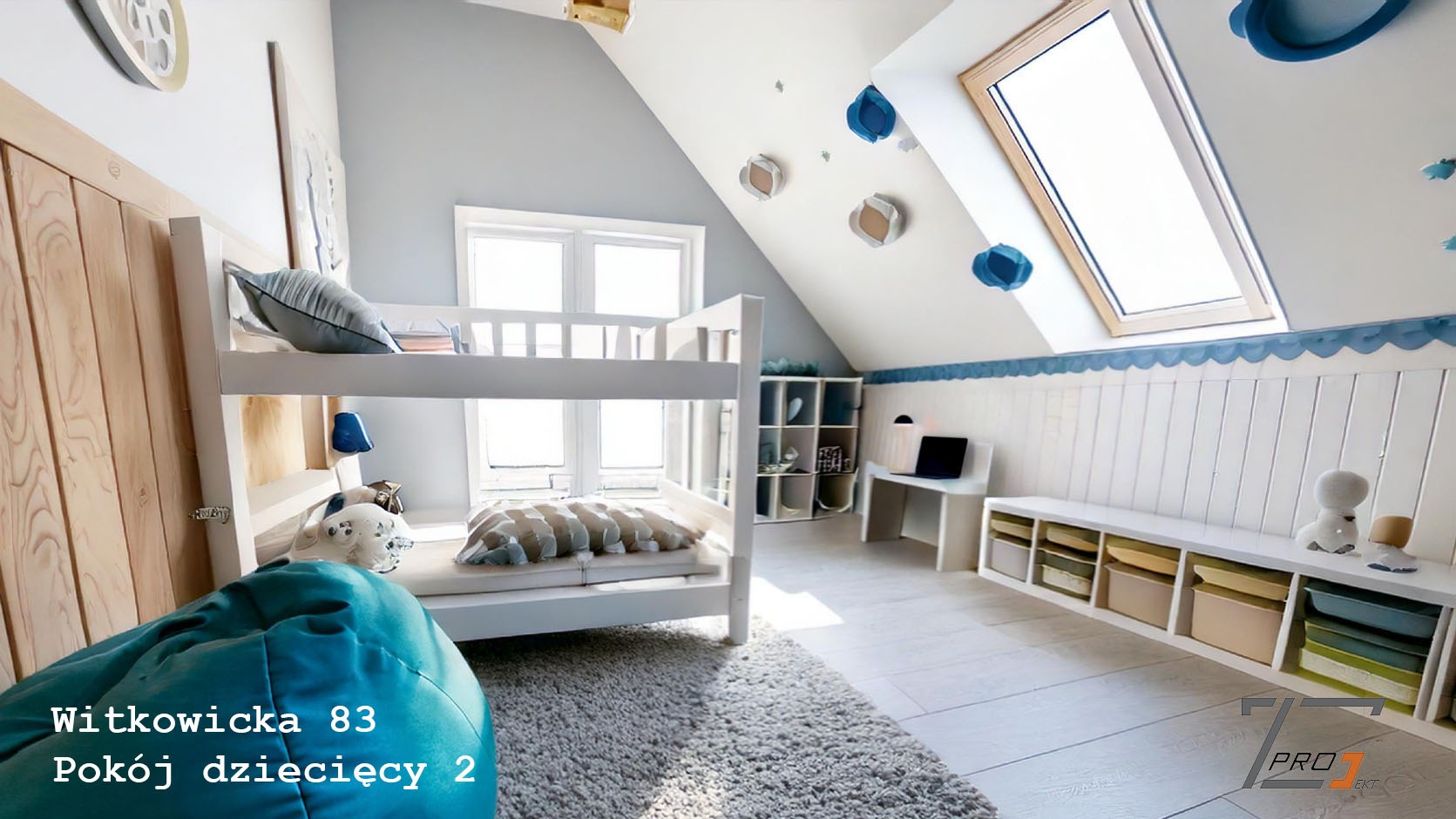Jasny pokój dziecięcy na poddaszu z łóżkiem piętrowym, oknem dachowym i białą zabudową meblową. Dekoracje w stylu marynistycznym. Widoczny puf w kolorze turkusowym.