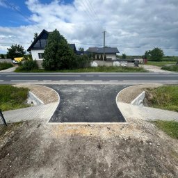 Wjazdy z asflatu, kamienia oraz kostki brukowej.