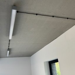 prowadzenie przewodów gumowych  natynkowa w garażu 