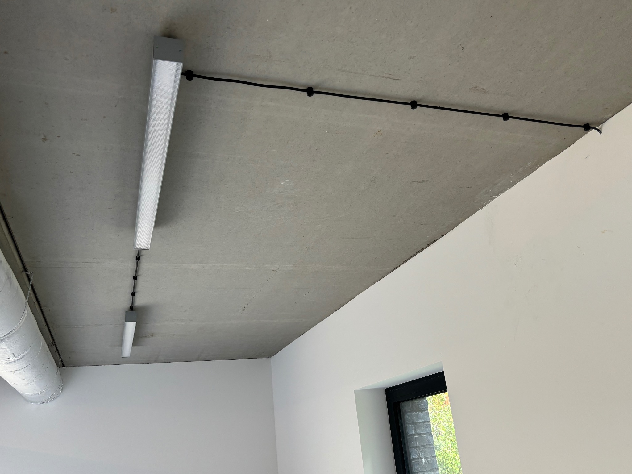 prowadzenie przewodów gumowych natynkowa w garażu