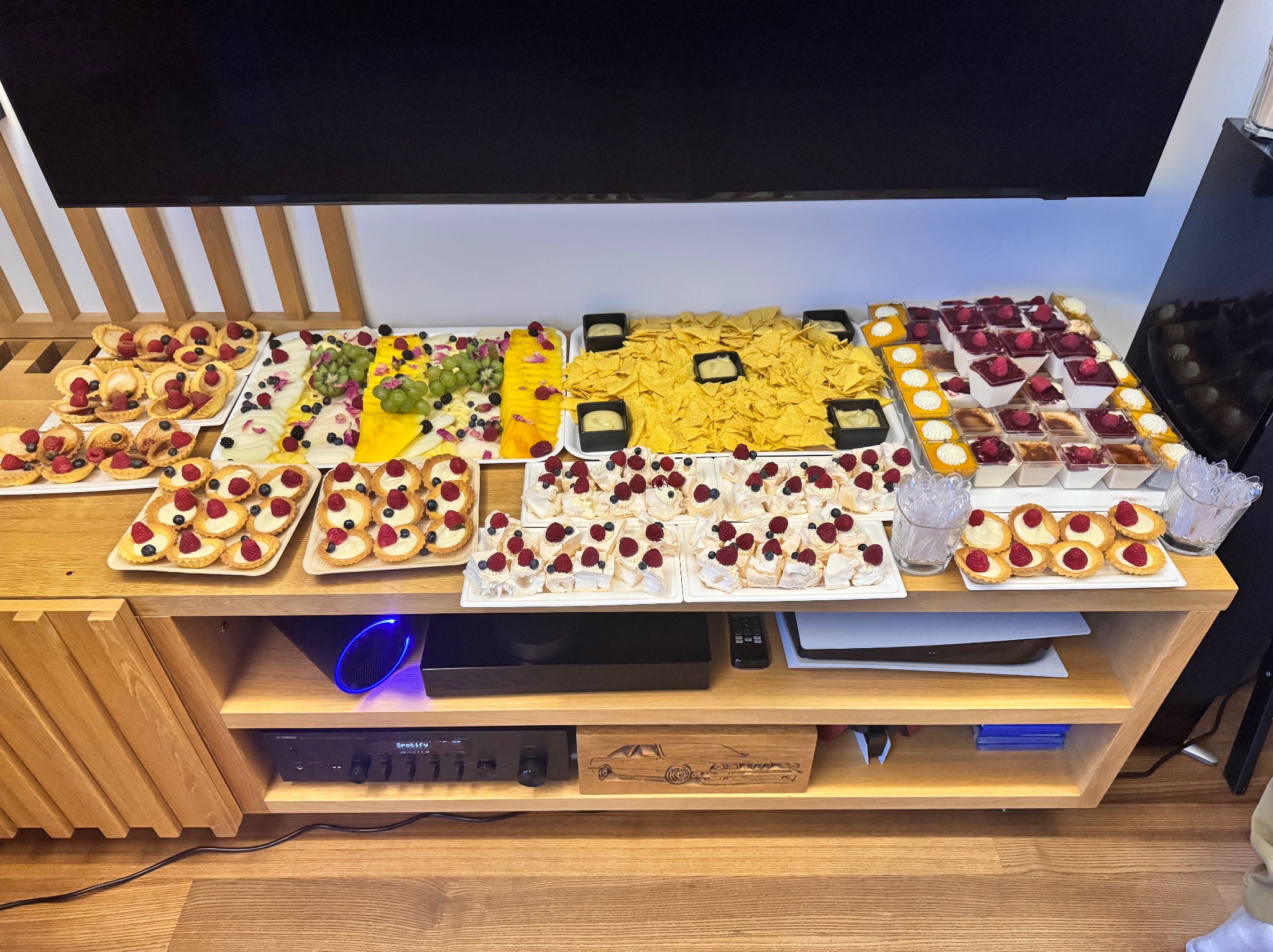 Bogaty bufet z tartaletkami, przekąskami i nachosami na stole w Pruszkowie. Różnorodność smaków i kolorów na przyjęcie.