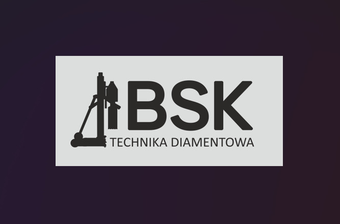 Logo firmy BSK Technika Diamentowa z wizerunkiem wiertnicy diamentowej. Szary prostokąt z czarnym napisem i symbolem na ciemnym tle.