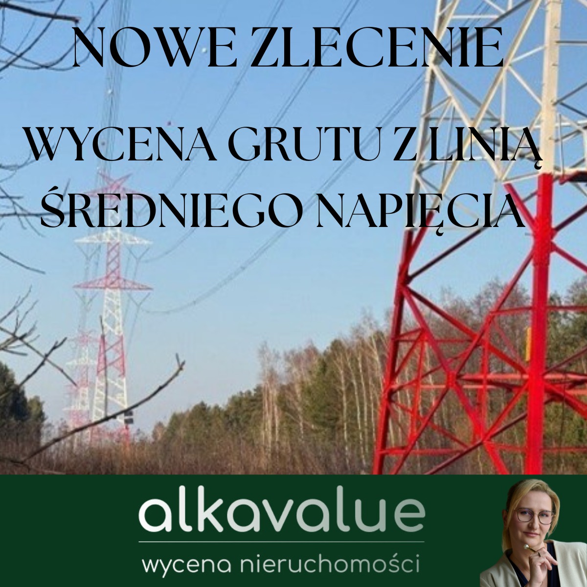 Wycena gruntu z linią średniego napięcia. Czerwona konstrukcja słupa energetycznego na tle lasu i błękitnego nieba. Logo firmy alkavalue w dolnej części.