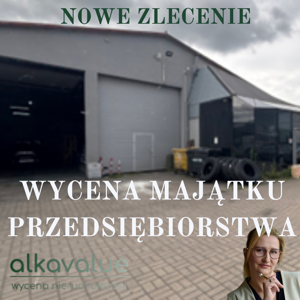 Wycena majątku przedsiębiorstwa: hala magazynowa z otwartą bramą, opony, śmietniki, logo firmy i portret kobiety z długopisem w dłoni w prawym dolnym rogu.