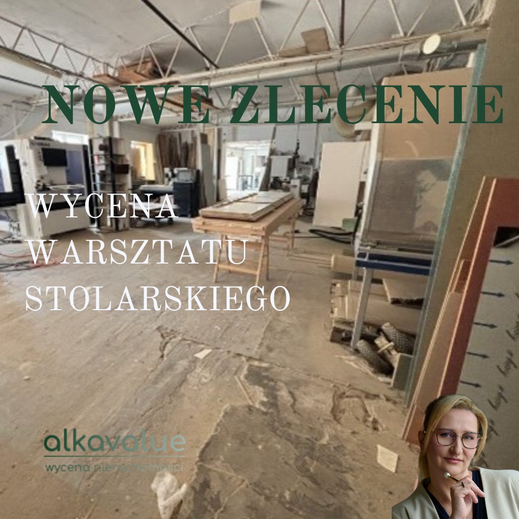 Wycena warsztatu stolarskiego: wnętrze hali produkcyjnej z maszynami, surowym wykończeniem i widocznym logo firmy wyceniającej nieruchomości. Nowe zlecenie.