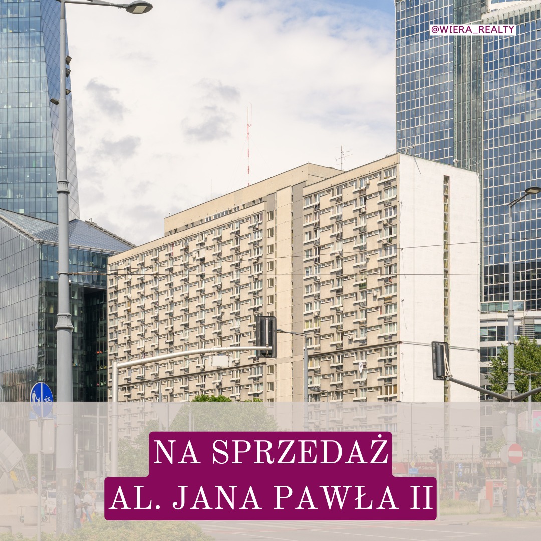 Blok mieszkalny na sprzedaż przy Al. Jana Pawła II w Warszawie, otoczony nowoczesnymi wieżowcami. Widok na budynek w słoneczny dzień.