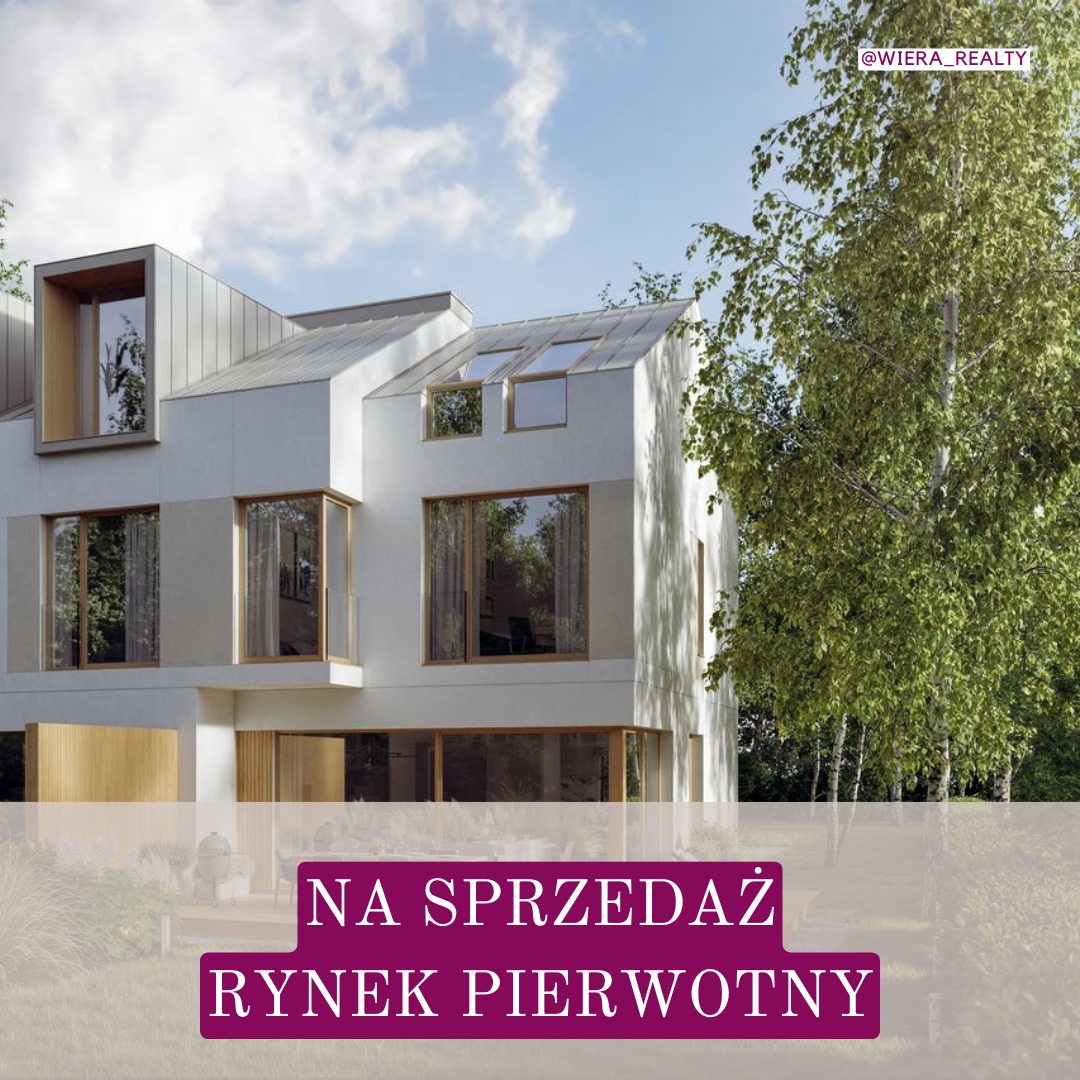 Nowoczesna bryła domu z dużymi oknami i elementami metalowymi, Warszawa. Dom na sprzedaż, rynek pierwotny, otoczony zielenią.