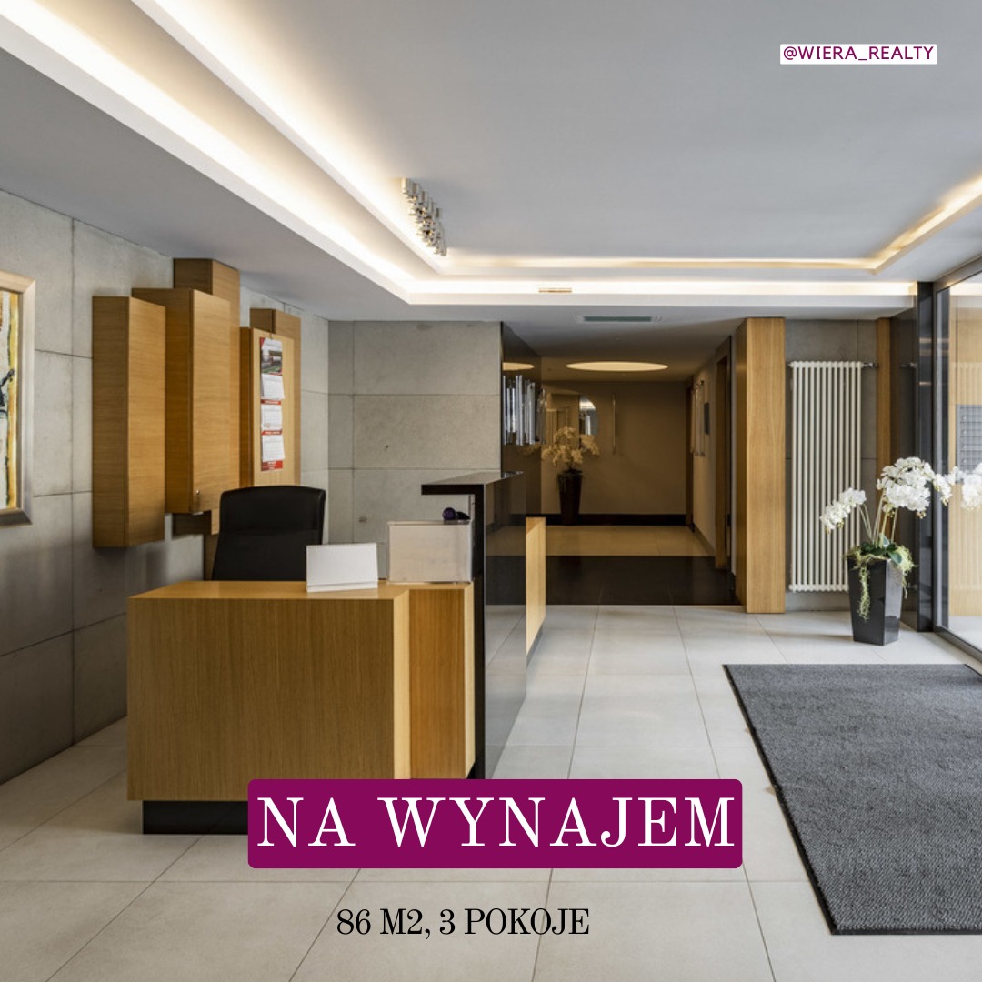 Recepcja w nowoczesnym biurze z drewnianą ladą i betonowymi ścianami, z napisem 'Na wynajem' i informacją o powierzchni i liczbie pokoi.