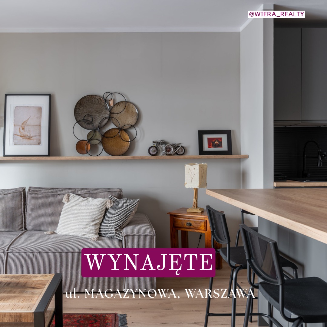 Jasne wnętrze mieszkania z kanapą, półką z dekoracjami i aneksem kuchennym. Widoczny napis 'Wynajęte' oraz adres: ul. Magazynowa, Warszawa.