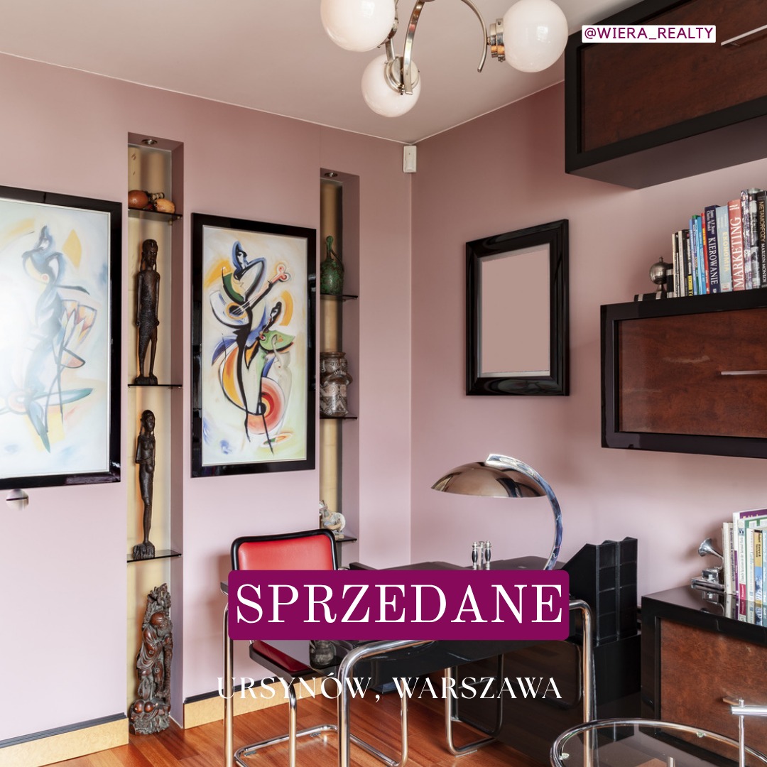 Eleganckie wnętrze z modernistycznym biurkiem, sztuką na ścianach i napisem 'Sprzedane, Ursynów, Warszawa'. Pastelowe ściany, drewniana podłoga, stylowe oświetlenie.
