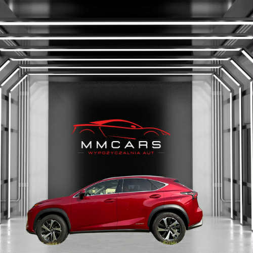 Czerwony Lexus NX w studiu z logo MMCARS, wypożyczalnia aut. Nowoczesne oświetlenie LED podkreśla luksusowy charakter pojazdu i marki.