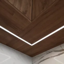 Drewniane panele ścienne z oświetleniem LED, tworzące kąt. U dołu marmurowe wykończenie ściany. Nowoczesny design wnętrza.