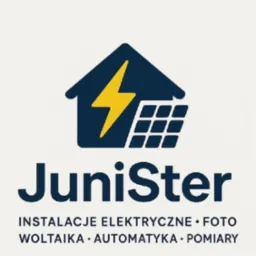Logo firmy JuniSter: niebieski dom z żółtą błyskawicą, panelami słonecznymi i napisem 'Instalacje elektryczne, fotowoltaika, automatyka, pomiary'.