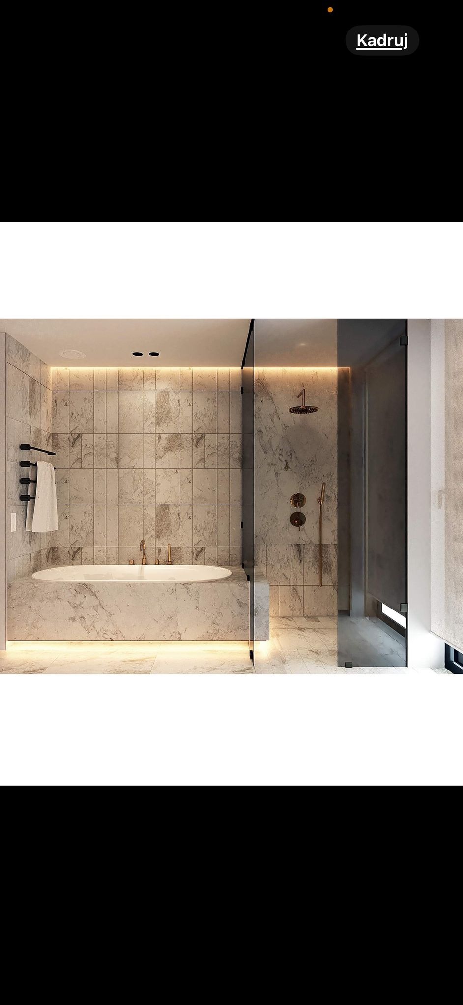 Elegancka łazienka z marmurowymi płytkami, podświetlaną wanną i szklaną kabiną prysznicową. Minimalistyczny design z akcentami w kolorze miedzi.