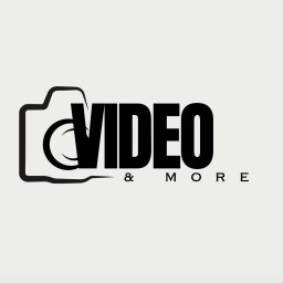 Marta Krzemińska - Czarno-białe logo z symbolem kamery i napisem 'VIDEO & MORE' na jasnym tle. Minimalistyczny design z wyraźnym kontrastem.