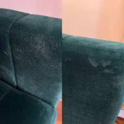 Efekt przed i po czyszczenia ciemnozielonej, welurowej tapicerki krzesła. Lewa strona zabrudzona sierścią, prawa po czyszczeniu, wyraźnie odświeżona.