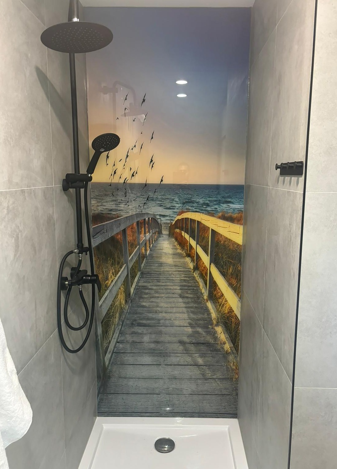 kabina prysznicowa z grafiką na szkle