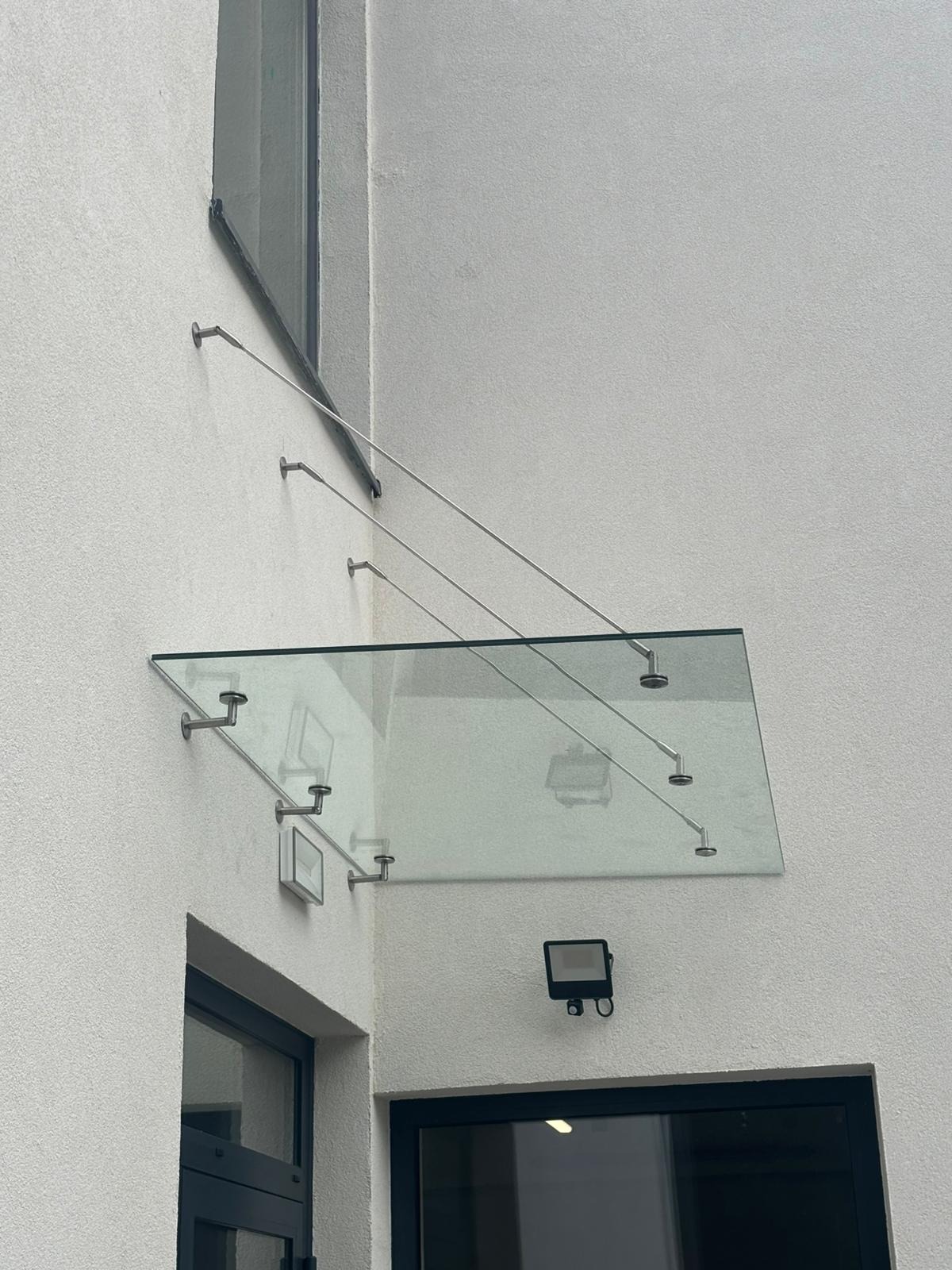 daszek na odciągach