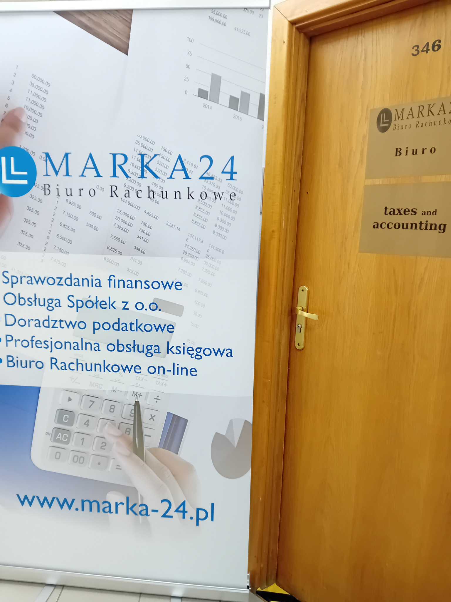 Reklama biura rachunkowego Marka24 z ofertą: sprawozdania finansowe, obsługa spółek z o.o., doradztwo podatkowe i księgowość online, obok drzwi do biura nr 346.