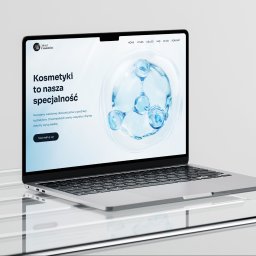 GWDesign Grzegorz Wieliczko - Laptop prezentuje stronę internetową 'All About Cosmetics' z motywem przewodnim: 'Kosmetyki to nasza specjalność'. Minimalistyczny design, dominują biele i błękity.