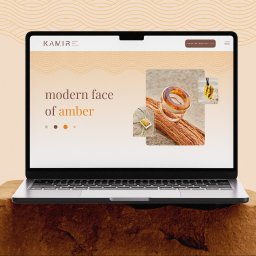 GWDesign Grzegorz Wieliczko - Laptop prezentuje stronę internetową z nowoczesną biżuterią z bursztynu, w ciepłej kolorystyce i minimalistycznym designie. Sklep internetowy z unikalną ofertą.