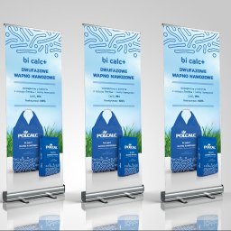 GWDesign Grzegorz Wieliczko - Roll-up z grafiką nawozu Polcalc: dwufazowe wapno nawozowe wzbogacone o bakterie. Trzy identyczne roll-upy ustawione obok siebie na białym tle.