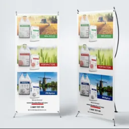 Dwa roll-upy reklamowe z grafiką worków nawozów Belenus, Vervactor i PKSplus na tle pól uprawnych i wiatraków. Wyraźne kolory, czytelny układ, adres strony i numer telefonu.