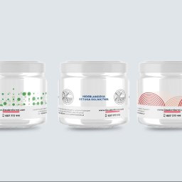 GWDesign Grzegorz Wieliczko - Trzy słoiki z etykietami 'GoudenKorrel.com' o różnej grafice: zielone kropki, wiatrak i czerwone półkola. Prezentacja identyfikacji wizualnej.