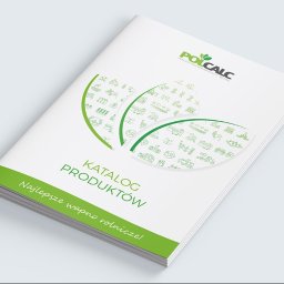 GWDesign Grzegorz Wieliczko - Katalog produktów firmy POLCALC z zielonymi grafikami rolniczymi na okładce, leżący skośnie na jasnym tle. Widoczny napis 'Najlepsze wapno rolnicze!'.