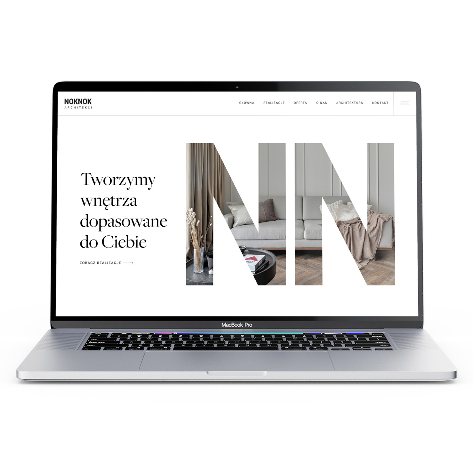 Ekran laptopa MacBook Pro prezentuje stronę internetową firmy architektonicznej z minimalistycznym designem wnętrz i hasłem 'Tworzymy wnętrza dopasowane do Ciebie'.