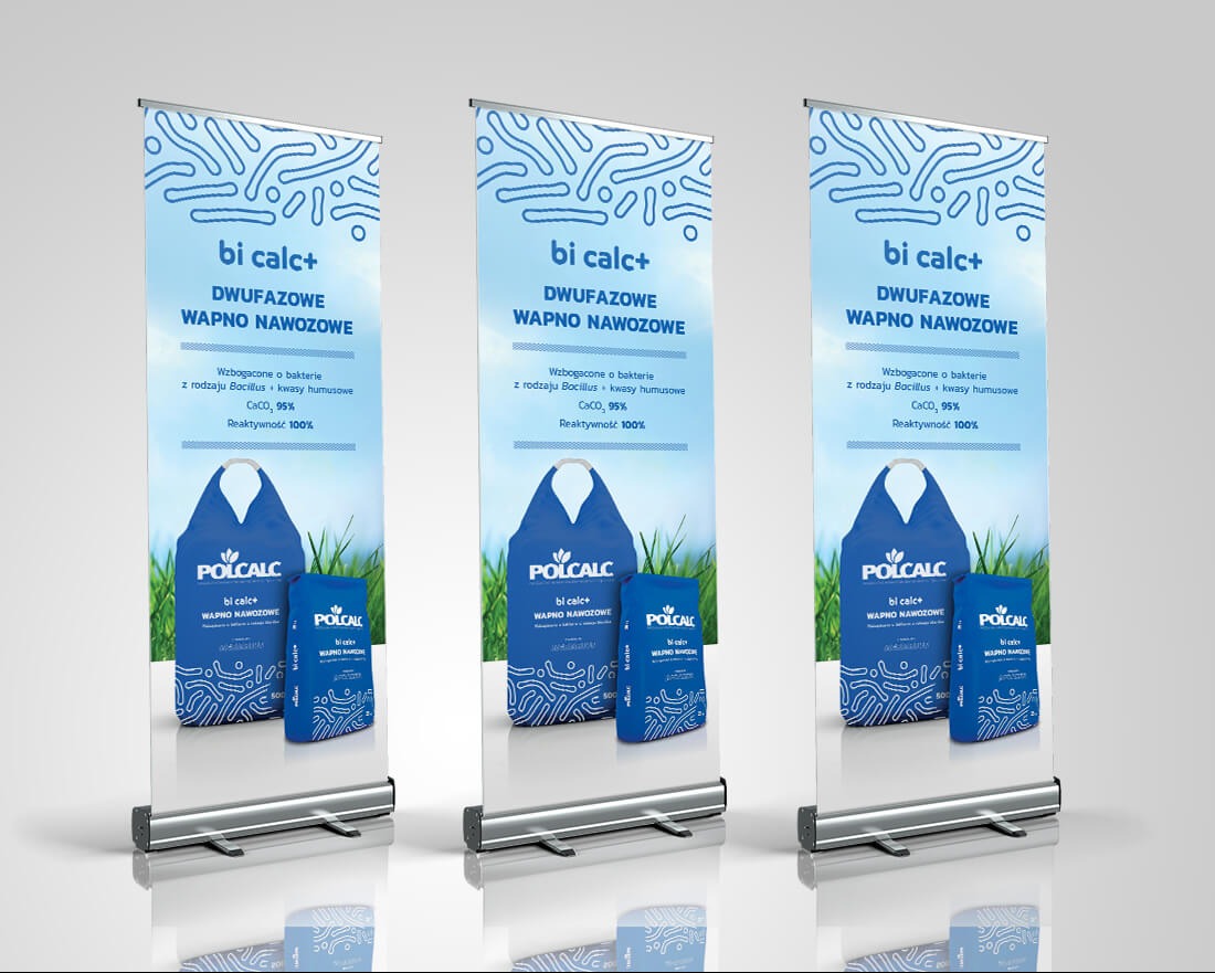 Roll-up z grafiką nawozu Polcalc: dwufazowe wapno nawozowe wzbogacone o bakterie. Trzy identyczne roll-upy ustawione obok siebie na białym tle.