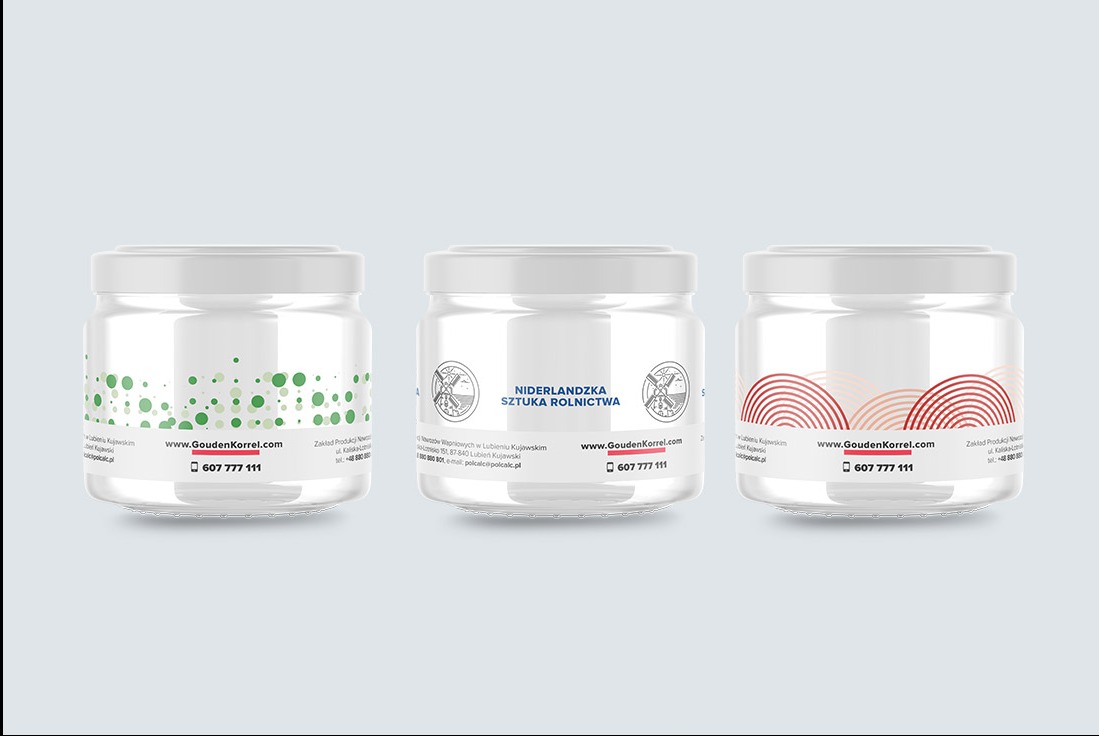 Trzy słoiki z etykietami 'GoudenKorrel.com' o różnej grafice: zielone kropki, wiatrak i czerwone półkola. Prezentacja identyfikacji wizualnej.