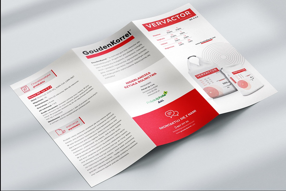 Trójdzielna ulotka reklamowa nawozów z charakterystyką produktu, danymi kontaktowymi i instrukcją wysiewu, prezentowana pod kątem na jasnym tle.