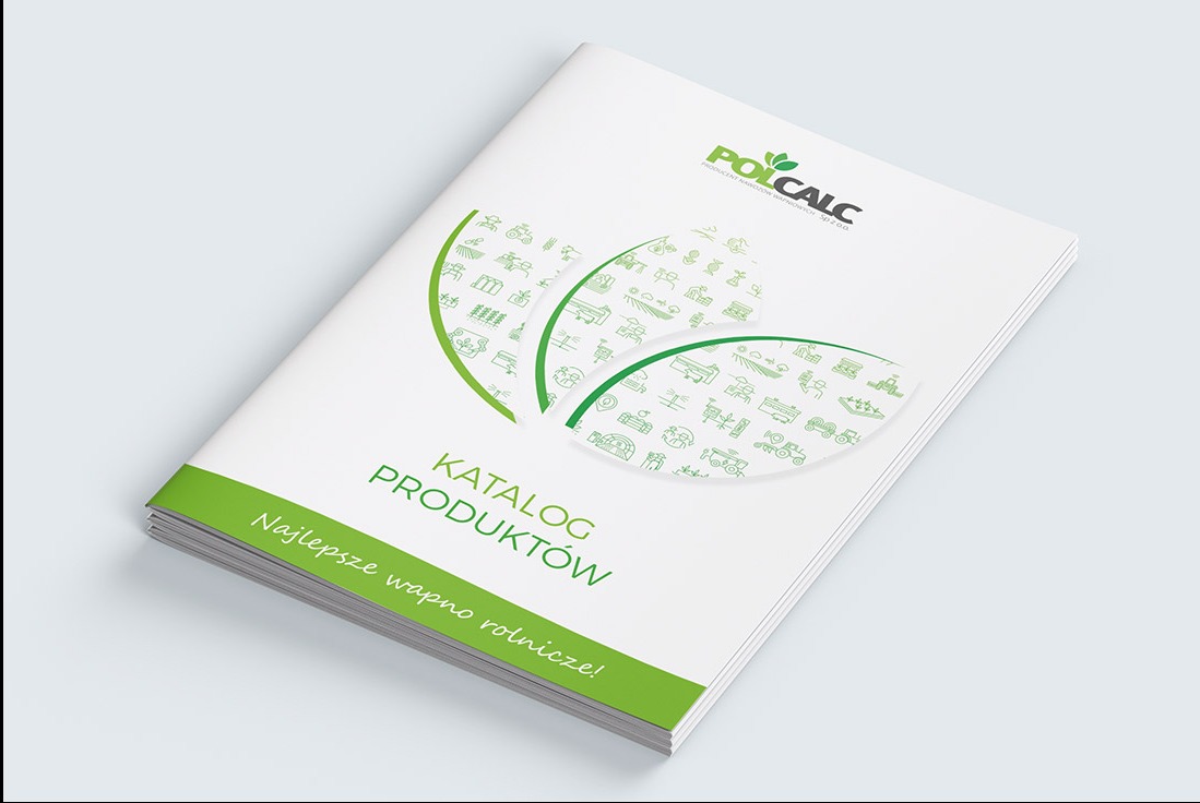 Katalog produktów firmy POLCALC z zielonymi grafikami rolniczymi na okładce, leżący skośnie na jasnym tle. Widoczny napis 'Najlepsze wapno rolnicze!'.