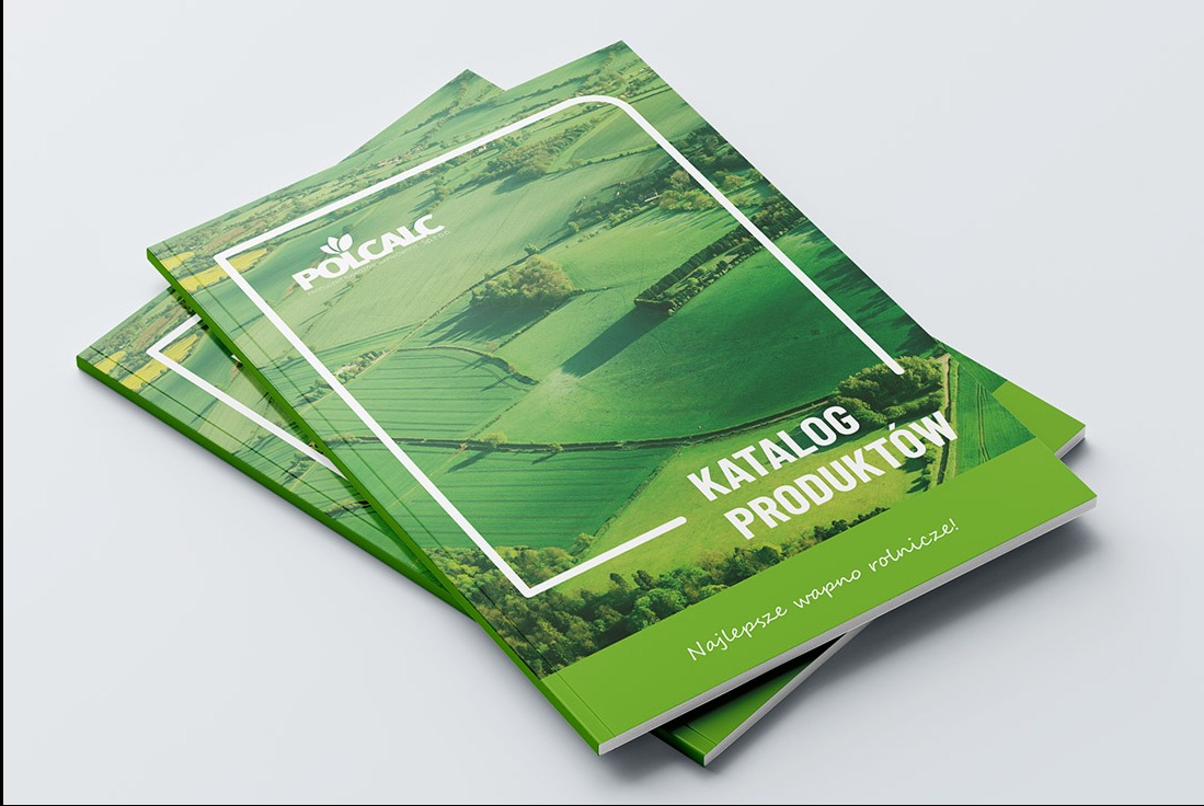 Dwa zielone katalogi produktów firmy Polcalc, ułożone jeden na drugim pod kątem. Na okładce zdjęcie zielonych pól i napis 'Katalog Produktów'.