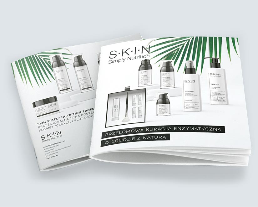 Biała broszura kosmetyczna S·K·I·N z produktami i motywem liści palmowych, prezentująca profesjonalną linię kosmetyków w klinikach.