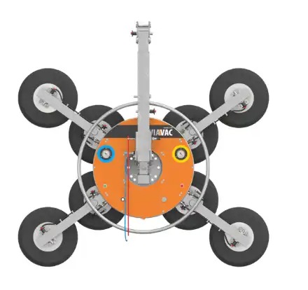Pomarańczowy przyssawkowy podnośnik próżniowy VIAVAC, widok z góry. Srebrne ramię, okrągła obudowa z manometrami w niebieskiej i żółtej obwódce, czarne przyssawki.
