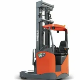 Pomarańczowo-szary wózek widłowy wysokiego składowania marki HELI, model 20, na białym tle. Widok z boku, z wysuniętym masztem. Nowoczesny design.