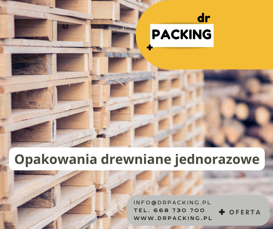 Stos drewnianych palet jednorazowych z logo Dr Packing w prawym górnym rogu. W tle widoczne ułożone drewno. Widok z bliska.
