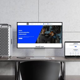 Still IT - Ekran komputera wyświetla stronę internetową serwisu pojazdów ciężarowych 'KRUK' na minimalistycznym biurku z komputerem i akcesoriami.