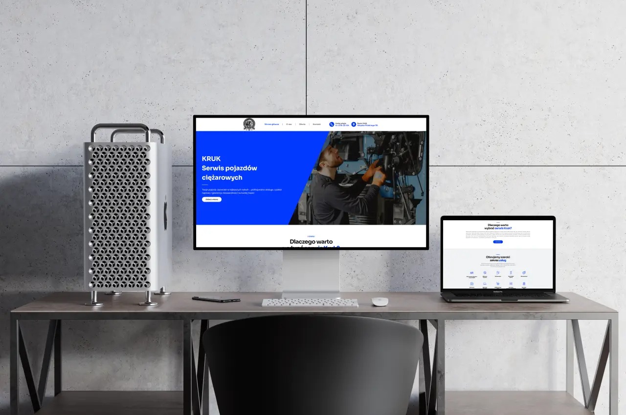 Ekran komputera wyświetla stronę internetową serwisu pojazdów ciężarowych 'KRUK' na minimalistycznym biurku z komputerem i akcesoriami.