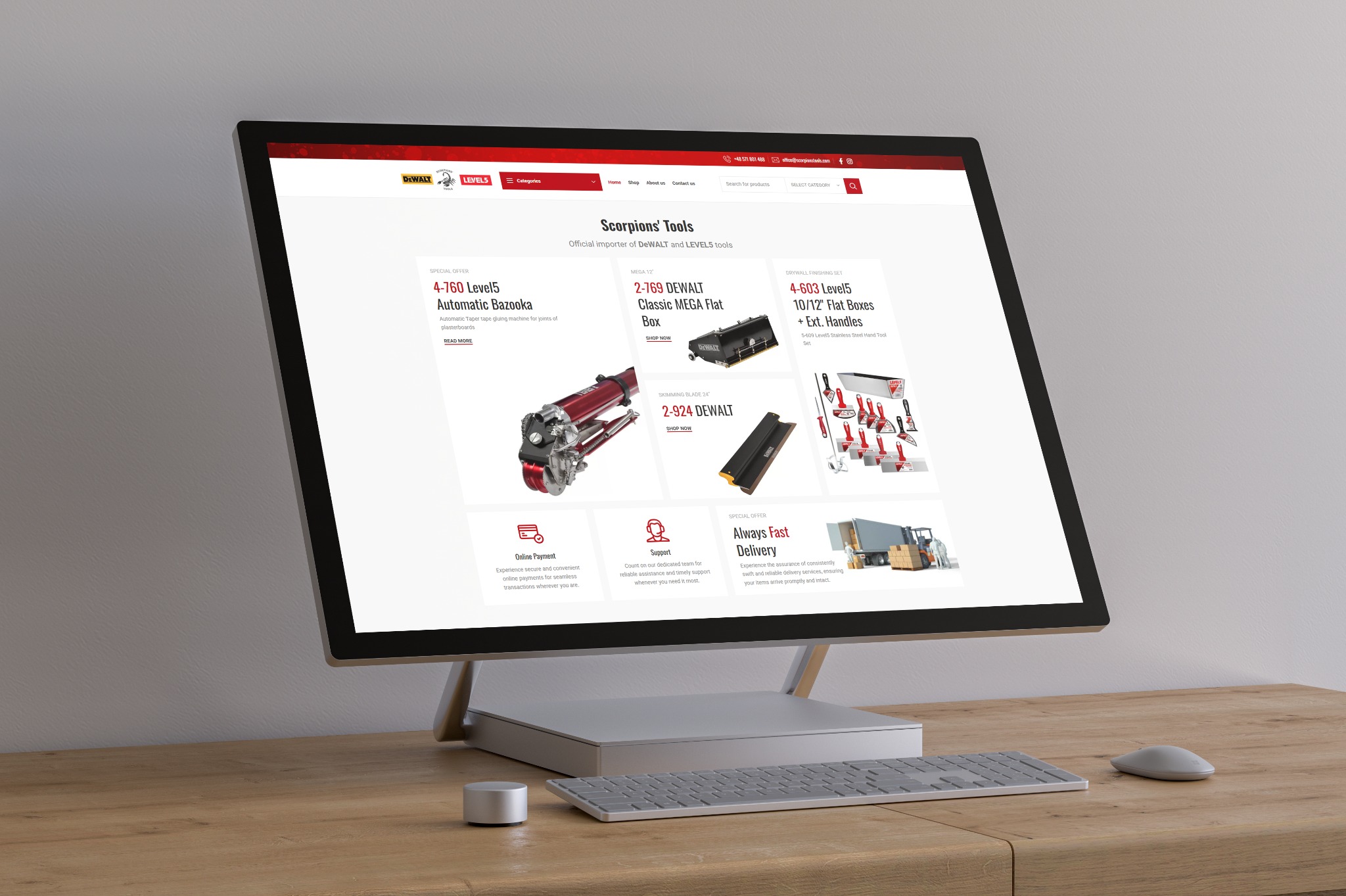 Ekran komputera stacjonarnego prezentuje stronę internetową sklepu z narzędziami DeWalt i Level5 na drewnianym biurku z klawiaturą i myszką.